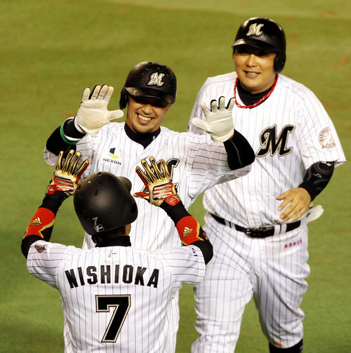日本シリーズ、ロッテ対中日第3戦　4回裏ロッテ2死満塁、福浦和也（中央）は清田育宏の3点中越え三塁打で生還し西岡剛（背中）と笑顔でハイタッチ。右は金泰均＝2010年11月2日