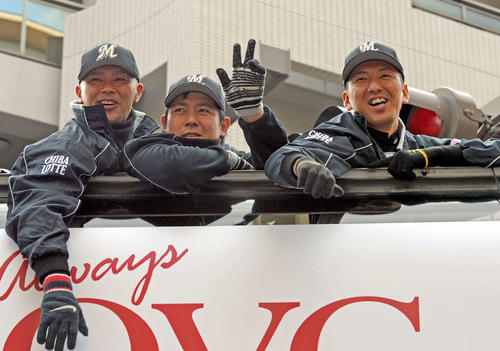 ロッテ優勝パレードで、ファンの声援に笑顔で応える福浦和也（左）らロッテナイン＝2010年11月21日