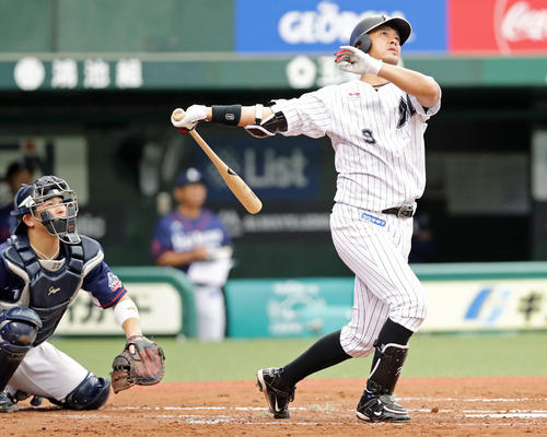 福浦和也は右翼にソロ本塁打を放ち1996安打とする＝2018年9月9日