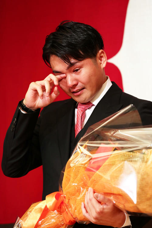 今季限りでの引退を発表した巨人杉内は内海哲也からの花束に涙を見せる（撮影・足立雅史）