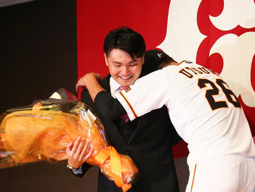 今季限りでの引退を発表した巨人杉内(左)は内海と抱き合う(撮影・足立雅史)