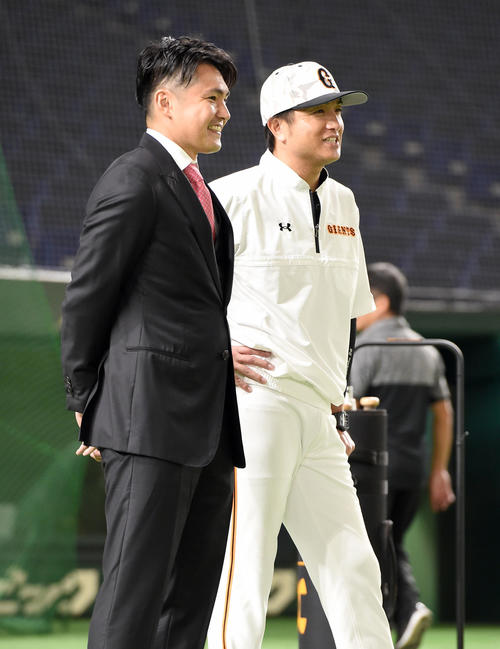 試合前、高橋由伸監督にあいさつに訪れた巨人杉内(撮影・たえ見朱実)