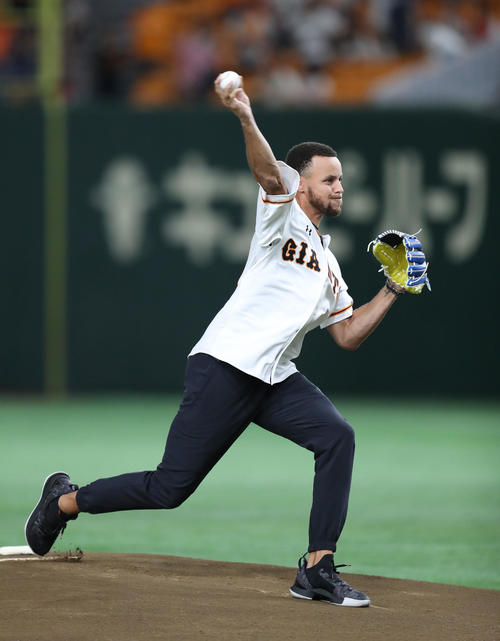 始球式で投球するNBAウォリアーズのカリー(撮影・林敏行)