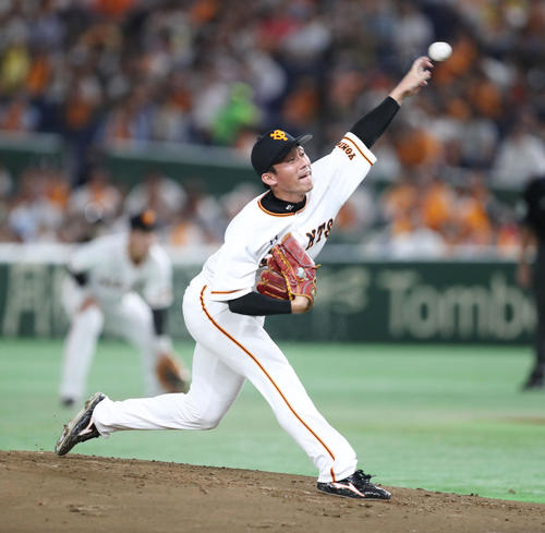 巨人対ヤクルト 力投する巨人先発吉川光(撮影・林敏行)