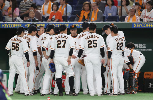 巨人対ヤクルト 4回表を終え、円陣を組む巨人の選手たち(撮影・林敏行)