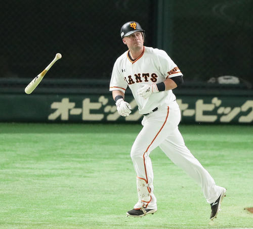 巨人対ヤクルト 5回裏巨人無死、マギーは左越え本塁打を放つ(撮影・足立雅史)