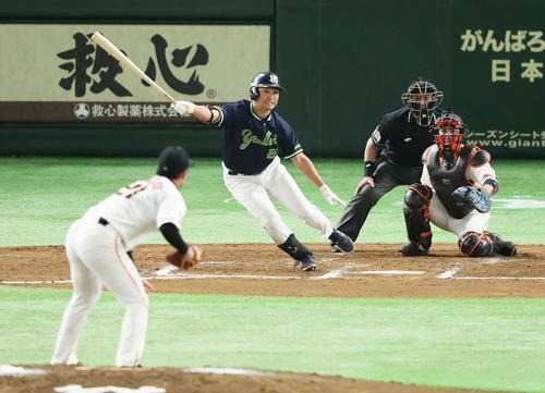 7回表ヤクルト無死、青木は左前打を放つ。投手吉川光(撮影・足立雅史)