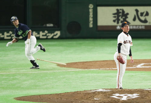 青木(左)に左前打を浴びる吉川光(撮影・足立雅史)
