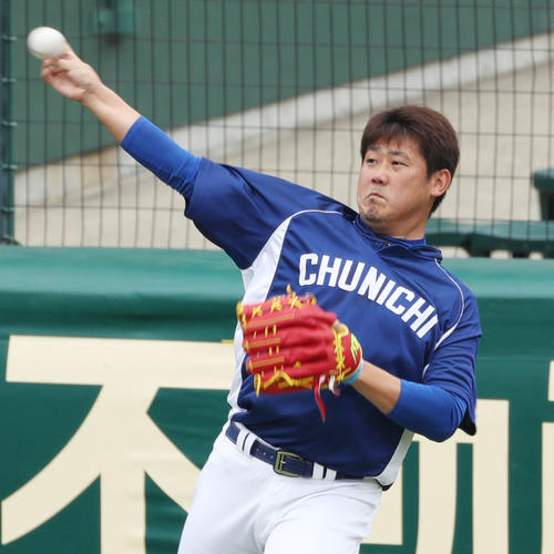 試合前の練習でキャッチボールする松坂（撮影・前田充）