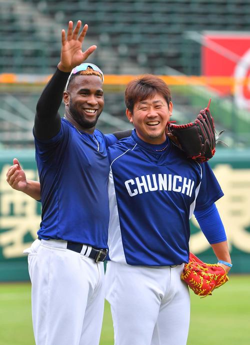 オネルキ・ガルシア（左）と笑顔を見せる松坂大輔（撮影・上田博志）