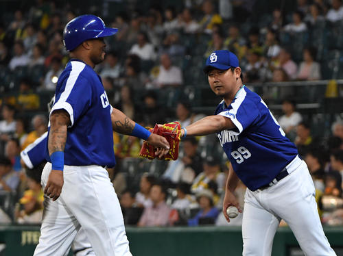 先制適時打を放ったダヤン・ビシエド（左）とタッチを交わす松坂大輔（撮影・奥田泰也）