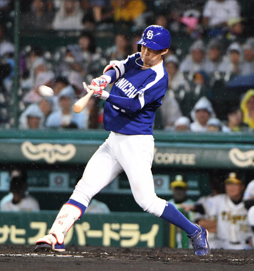 3回表中日無死一塁、京田陽太は右越え適時二塁打を放つ（撮影・奥田泰也）