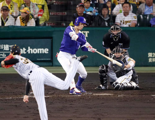 阪神対中日　4回表中日1死二塁、右前適時打を放つ京田（撮影・前田充）
