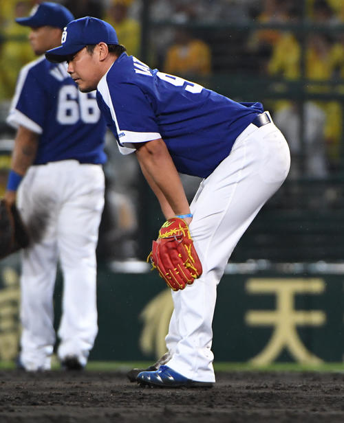 5回足を気にする松坂大輔（撮影・奥田泰也）