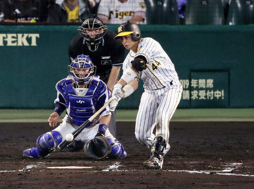 6回裏阪神2死一、二塁、左前適時打を放つ梅野（撮影・前田充）