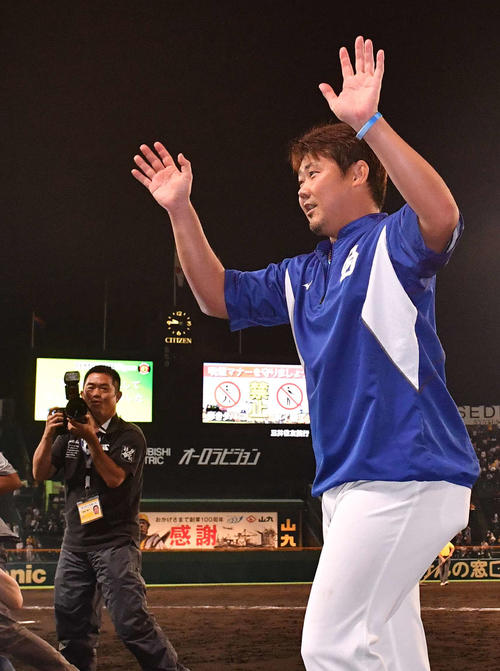 甲子園で勝利した松坂大輔はファンの歓声に手を振って応える（撮影・上田博志）