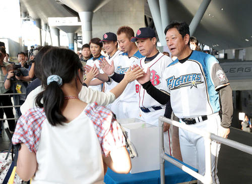 試合前、北海道胆振東部地震義援金募金を行う、右手前から日本ハム栗山監督、オリックス福良監督、日本ハム中田、オリックス伏見、日本ハム中島（撮影・佐藤翔太）