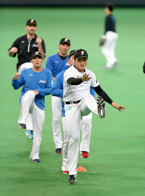 試合前、ウオーミングアップする日本ハム清宮（撮影・佐藤翔太）