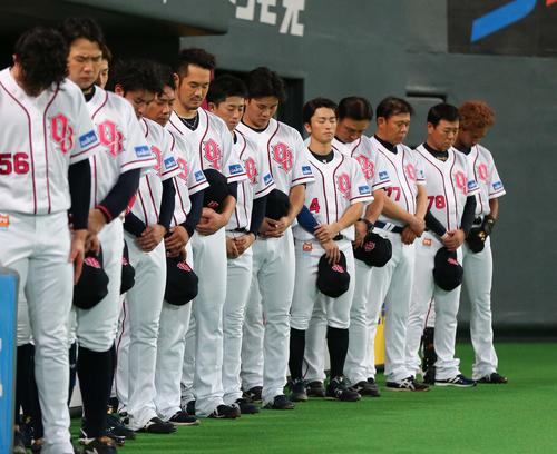 北海道胆振東部地震の犠牲者の冥福を祈り黙とうするオリックスナイン（撮影・黒川智章）