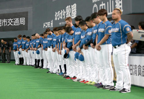 試合前、黙祷する日本ハムナイン