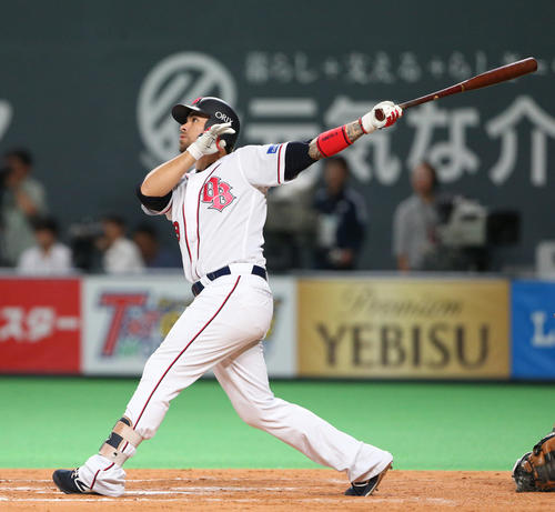 9回表オリックス無死一塁、ロメロは左越え2点本塁打を放つ（撮影・佐藤翔太）