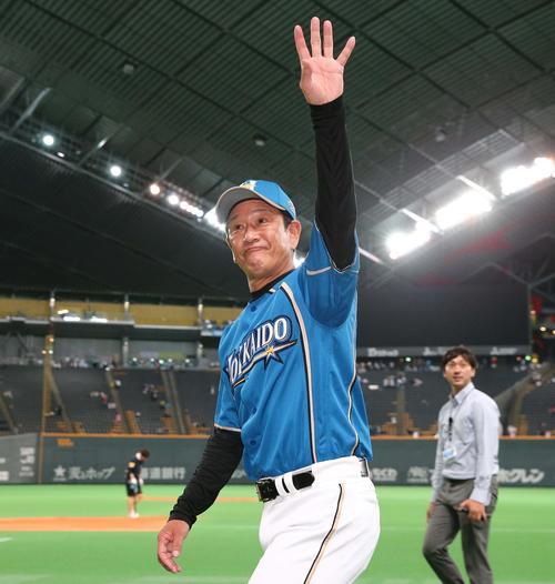 試合後、スタンドのファンに手を振る栗山監督（撮影・黒川智章）