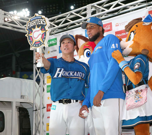 お立ち台で「自撮り」する鶴岡（左）とロドリゲス（撮影・黒川智章）