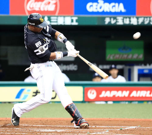 西武対ソフトバンク　2回表ソフトバンク無死、ソロ本塁打を放つグラシアル（撮影・江口和貴）