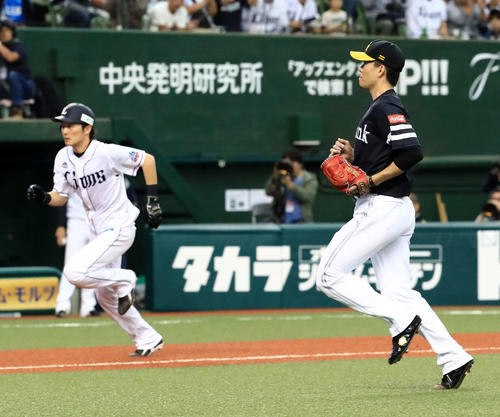 西武対ソフトバンク　1回裏西武1死満塁、暴投で源田（左）の生還を許す千賀（撮影・江口和貴）