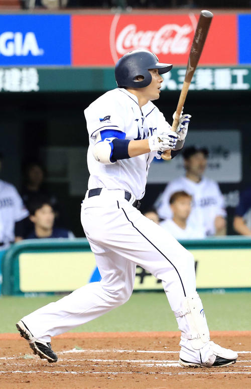 西武対ソフトバンク　1回裏西武1死二、三塁、2点適時二塁打を放つ栗山（撮影・江口和貴）