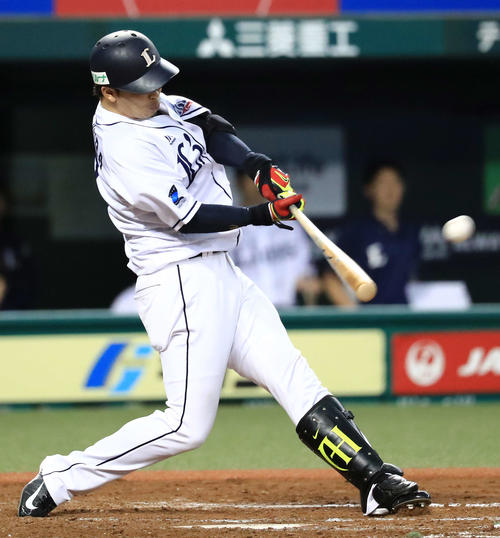 西武対ソフトバンク　5回裏西武1死一、三塁、左越え3点本塁打を放つ浅村（撮影・江口和貴）