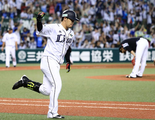 西武対ソフトバンク　5回裏西武1死一、三塁、3点本塁打を放ちガッツポーズする浅村。右は肩を落とす千賀（撮影・江口和貴）