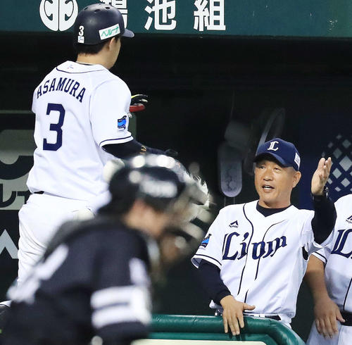 西武対ソフトバンク　5回裏西武1死一、三塁、3点本塁打を放った浅村（左）とタッチをかわす辻監督（撮影・江口和貴）