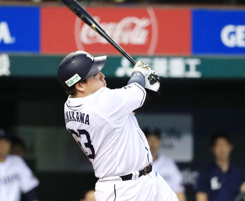 西武対ソフトバンク　5回裏西武1死、中越えソロ本塁打を放つ山川（撮影・江口和貴）