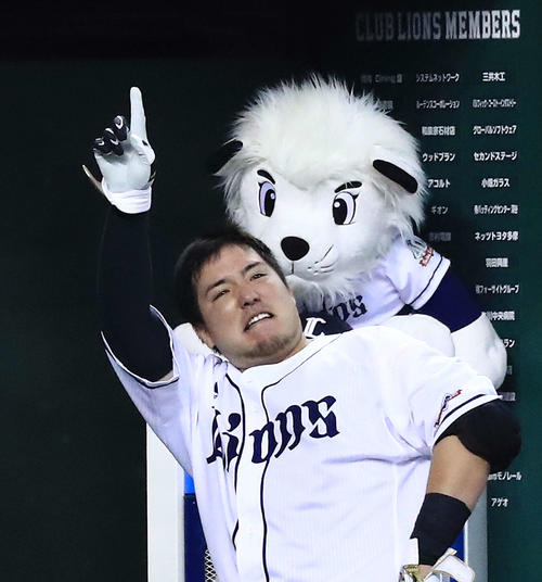 西武対ソフトバンク　5回裏西武1死、ソロ本塁打を放ちポーズを決める山川（撮影・江口和貴）