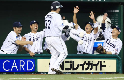 西武対ソフトバンク　5回裏西武1死、ソロ本塁打を放った山川（中央）を笑顔で迎える炭谷（左端）らナイン（撮影・江口和貴）
