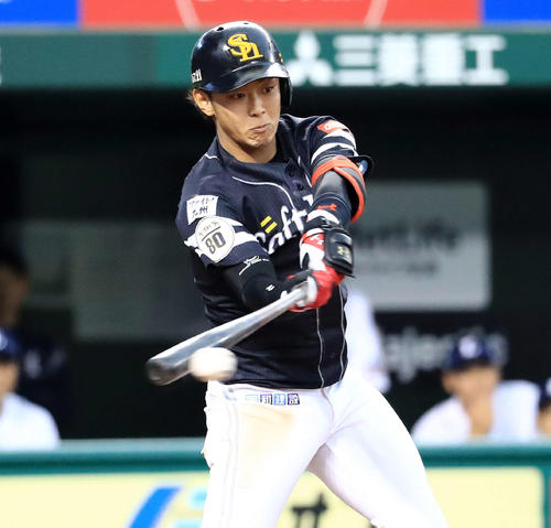 西武対ソフトバンク　5回表ソフトバンク2死二、三塁、右前適時打を放つ今宮（撮影・江口和貴）