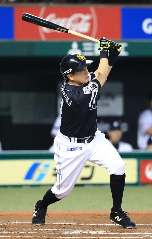 西武対ソフトバンク　6回表ソフトバンク1死一、三塁、右前適時打を放つ川島（撮影・江口和貴）
