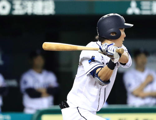 西武対ソフトバンク　6回裏西武1死一、三塁、左前適時打を放つ源田（撮影・江口和貴）