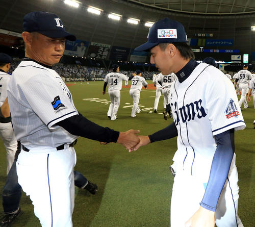 西武対ソフトバンク　試合後、西武辻監督（左）と握手をかわす郭（撮影・江口和貴）