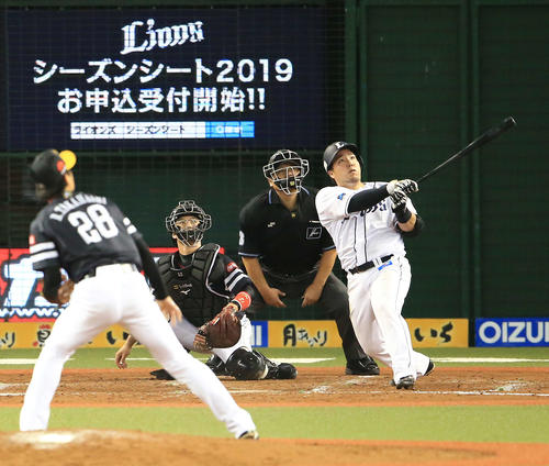 西武対ソフトバンク　8回裏西武2死二塁、40号2点本塁打を放つ山川。投手高橋礼（撮影・江口和貴）