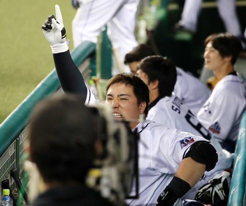 西武対ソフトバンク　8回裏西武2死二塁、40号となる2点本塁打を放ちカメラに向かいポーズを決める山川（撮影・江口和貴）