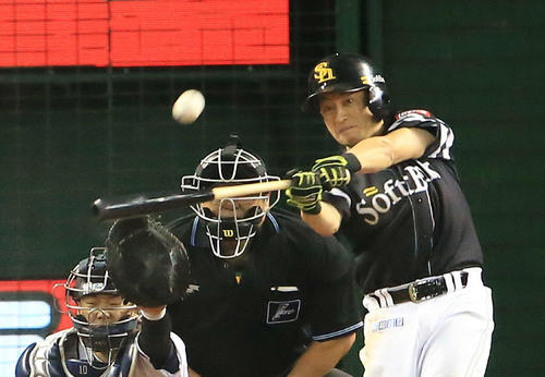西武対ソフトバンク　9回表ソフトバンク無死、ソロ本塁打を放つ川島（撮影・江口和貴）