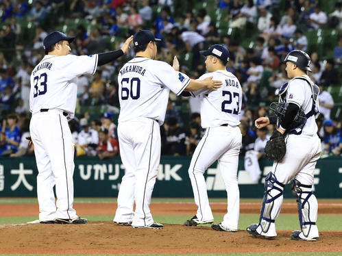 西武対ソフトバンク　ソフトバンクに勝利しタッチをかわす山川（左端）ら西武ナイン（撮影・江口和貴）