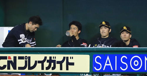 西武対ソフトバンク　西武に敗れ、ベンチで厳しい表情の千賀（右端）らソフトバンクナイン（撮影・江口和貴）