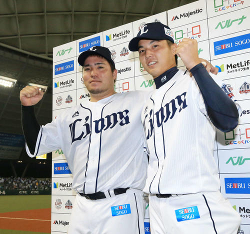 西武対ソフトバンク　お立ち台でガッツポーズする西武山川（左）と郭（撮影・江口和貴）