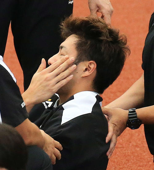 西武対ソフトバンク　西武の打撃練習中、打球が側頭部に当たり患部を触るソフトバンク柳田（撮影・江口和貴）