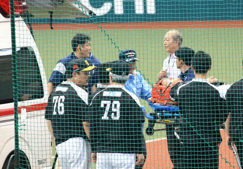 西武対ソフトバンク　西武の打撃練習中に打球が側頭部に当たり救急車に運ばれるソフトバンク柳田（撮影・江口和貴）