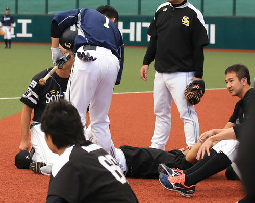 西武対ソフトバンク　西武栗山から声をかけられ返答するソフトバンク柳田（撮影・江口和貴）