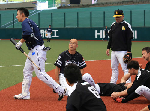 西武対ソフトバンク　西武栗山（左端）から声をかけられ返答するソフトバンク柳田（撮影・江口和貴）